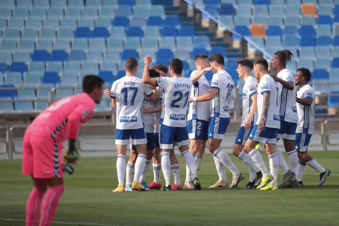 Los jugadores del Zaragoza celebran el gol al Tenerife (Foto: Daniel Marzo).