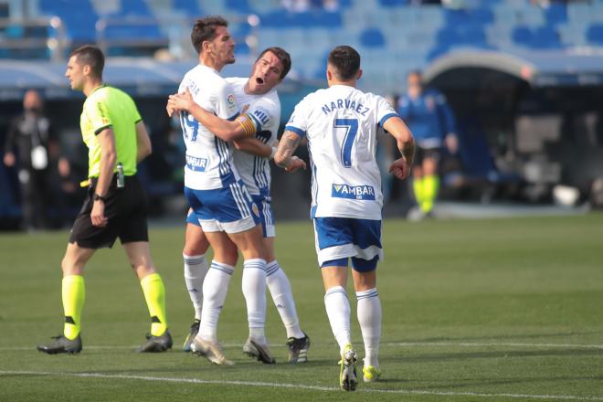 Zapater celebra junto a Álex Alegría el gol del extremeño frente al Tenerife (Foto: Dani Marzo).