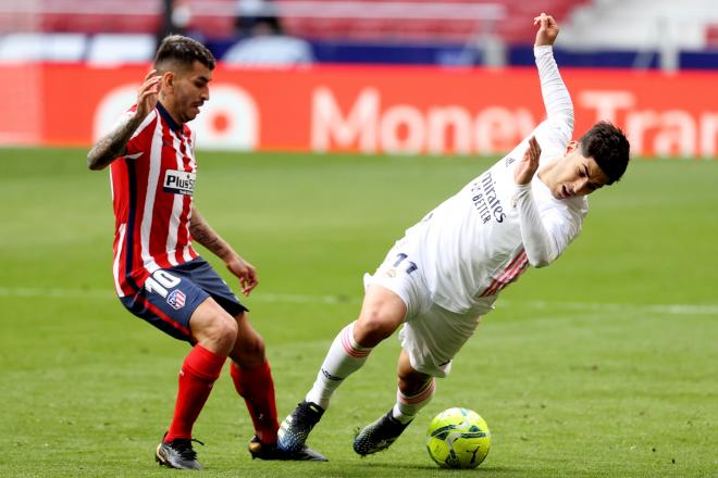 Asensio y Correa, en una jugada del Atlético-Real Madrid del pasado domingo.