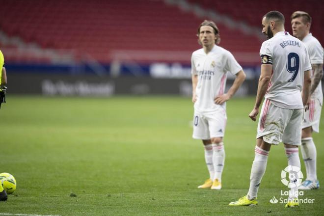 Karim Benzema se dispone a tirar una falta en el derbi junto a Modric y Kroos (Foto: LaLiga).