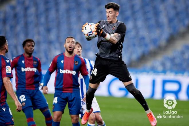 Dani Cárdenas atrapa un balón en el Real Sociedad - Levante. (Foto: LaLiga)