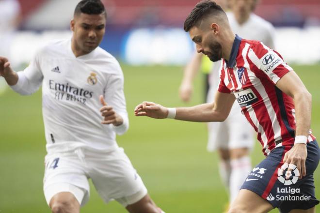 Carrasco, ante Casemiro (Foto: LaLiga).