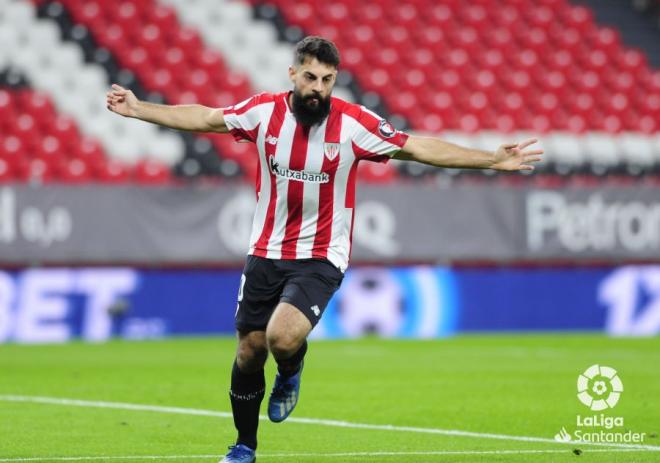 Celebración de Asier Villalibre tras marcar al Granada en San Mamés (Foto: LaLiga).