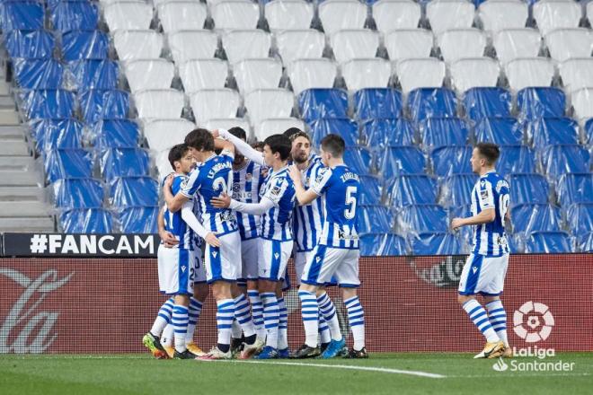 Los jugadores de la Real celebran el gol de Merino al Levante (Foto: LaLiga).