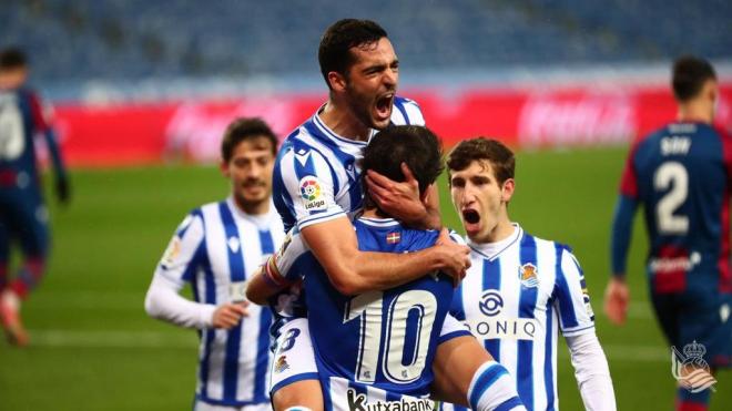Merino celebra con sus compañeros el gol al Levante (Foto: Real Sociedad).