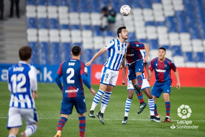 Merino pelea un balón aéreo ante un jugador del Levante (Foto: LaLiga).