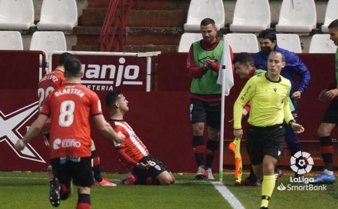 Nano Mesa celebra su primer gol con el Logroñés (Foto: LaLiga).