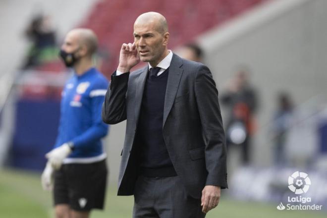 Zidane observa el partido de sus jugadores desde la banda del Metropolitano.