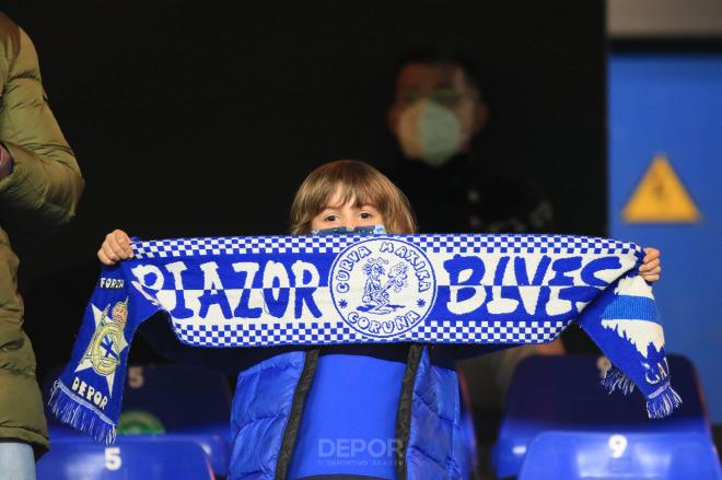 Un niño deportivista muestra su bufanda en Riazor (Foto: RCD)