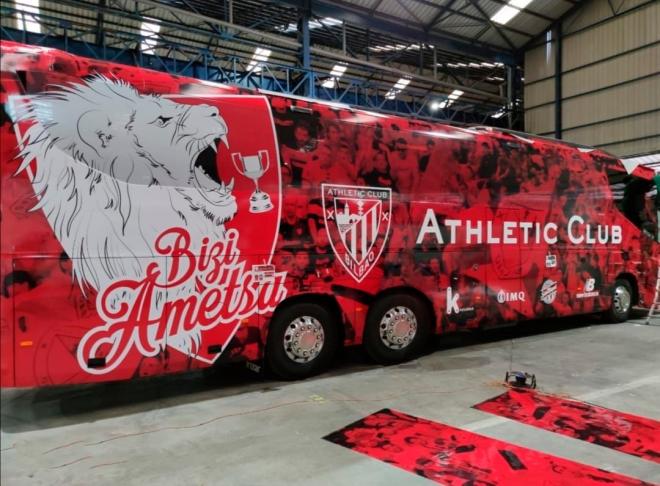 Así preparan el autobús del Athletic para las finales.