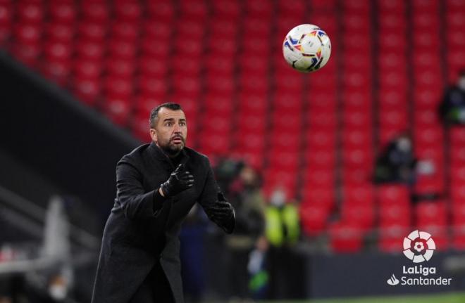 Diego Martínez intenta atrapar un balón durante el Athletic-Granada (Foto: LaLiga Santander).