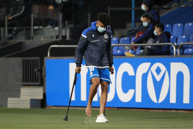 Derik Osede en muletas tras romperse el tendón de Aquiles (Foto: Deportivo).