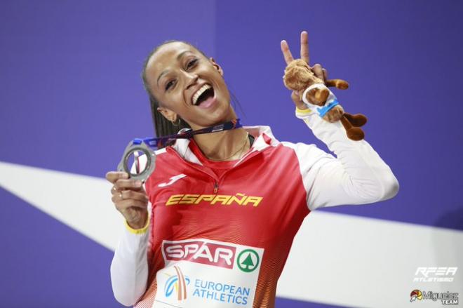Ana Peleteiro celebrando su medalla de plata en los Europeos(Foto: RFEA).