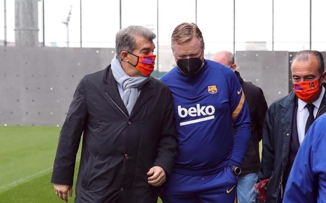 Joan Laporta, junto a Koeman en una sesión del Barcelona (Foto: FCB).