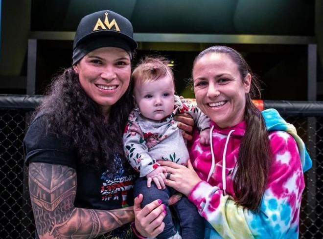 Amanda Nunes, junto a su hija y su pareja (Foto: UFC).