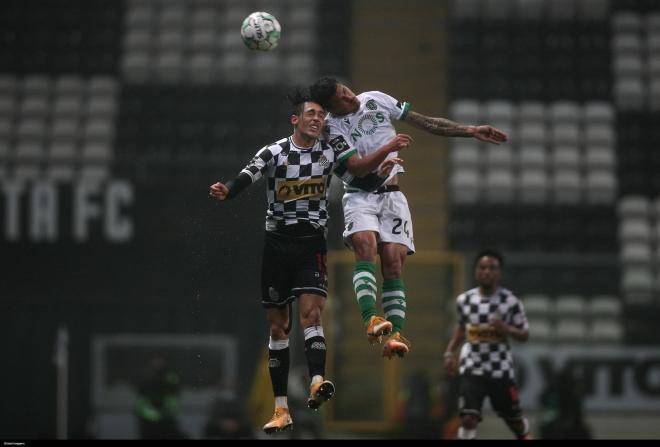 Ricardo Mangas salta a por un balón durante un partido del Boavista (Foto: Cordon Press).