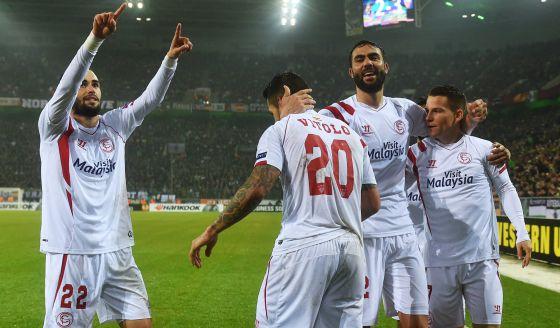 El Sevilla venció al Monchengladbach (PATRIK STOLLARZ AFP)