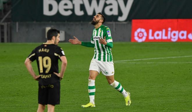 Borja Iglesias, tras marcar ante el Alavés (Foto: Kiko Hurtado).