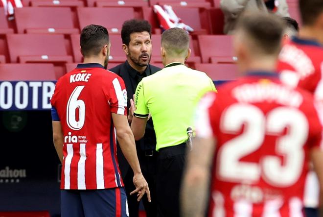 Hernández Hernández advierte a Simeone ante la mirada de Koke (Foto: EFE).