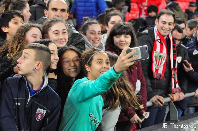 Selfie de Ainhoa Tirapu en el campo de San Mamés con athleticzales (Foto: JB Monterrey).