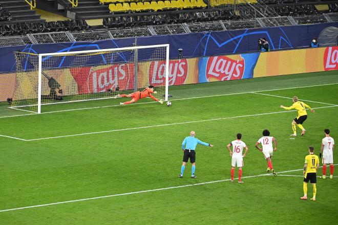 Haaland lanza el penalti que tuvo que ser repetido (Foto: Cordon Press).