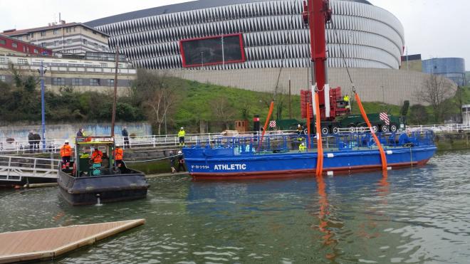 La gabarra Athletic pasa la prueba de flotación este martes en la Ría junto a San Mamés.