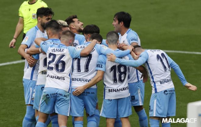 Los jugadores del Málaga se abrazan tras un gol al Sabadell (Foto: Málaga CF).