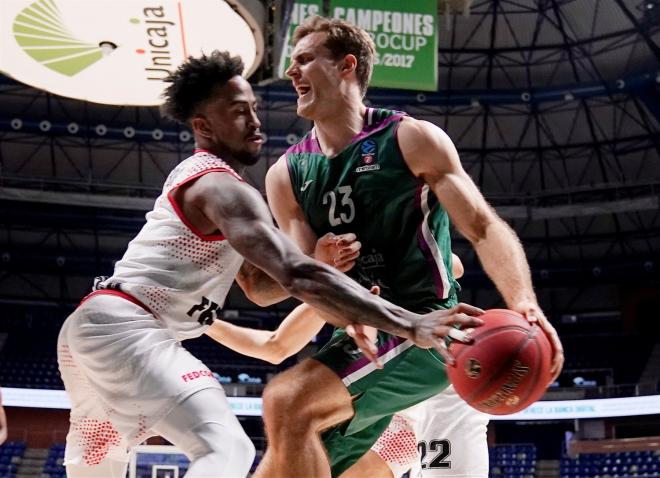 Abromaitis lucha por un balón ante el Mónaco (Fotos: Unicaja - Mariano Pozo).