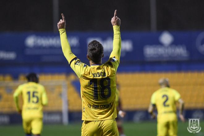 Xisco Jiménez celebrando un gol con dedicatoria a su padre fallecido.