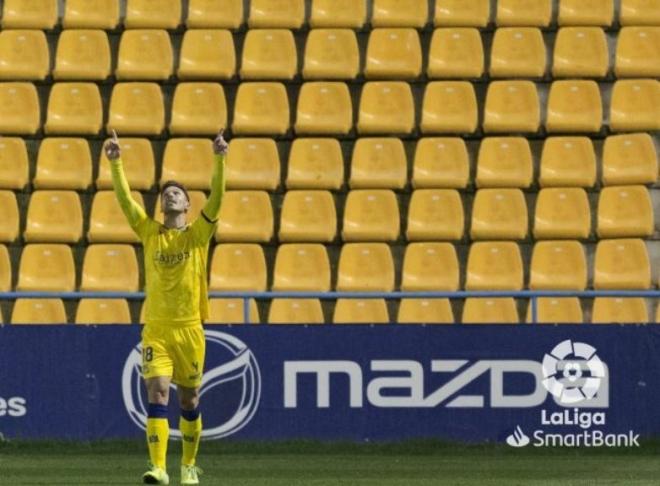 Xisco Jiménez dedicando el gol a su padre (Foto: LaLiga)