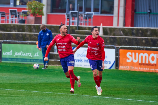 Xumetra celebra un gol con el Olot (Foto: Nuri Marguí/Olot).