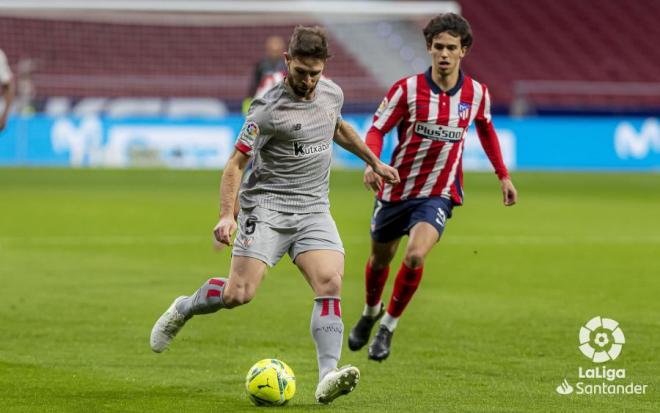 Yeray Álvarez juega la pelota ante Joao Félix ante el Atlético en el Wanda (Foto: LaLiga).