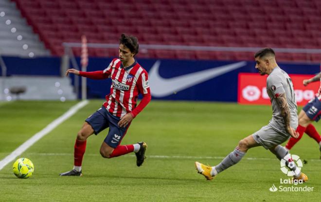 Yuri defiende a Joao Félix ante el Atlético en el Wanda (Foto: LaLiga).