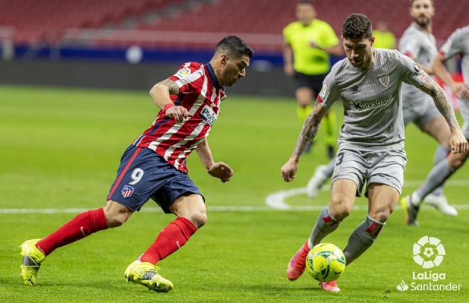 Unai Núñez defiende a Luis Suárez ante el Atlético en el Wanda (Foto: LaLiga).