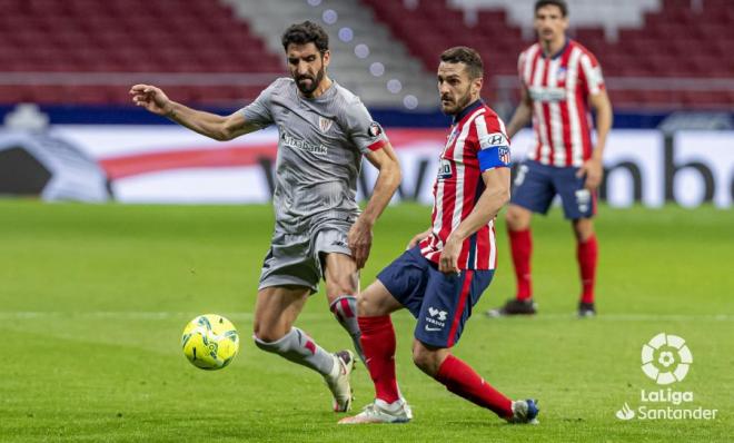 Raúl García pelea con Koke ante el Atlético en el Wanda (Foto: LaLiga).