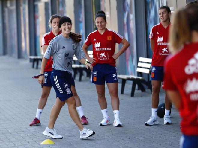 Blanca Romero sonríe durante una sesión con la selección española absoluta (Foto: RFEF).