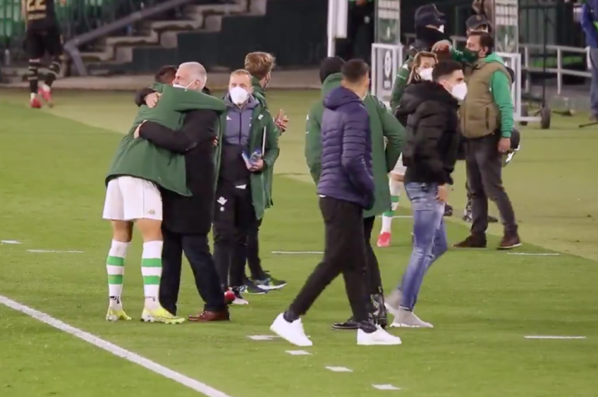 Borja Iglesias y Cordón se abrazan tras el Betis-Alavés. (Foto: RBB).