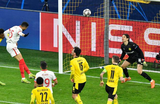 En-Nesyri cabecea para hacer su segundo gol en el partido de Champions contra el Dortmund (Foto: Cordon Press).