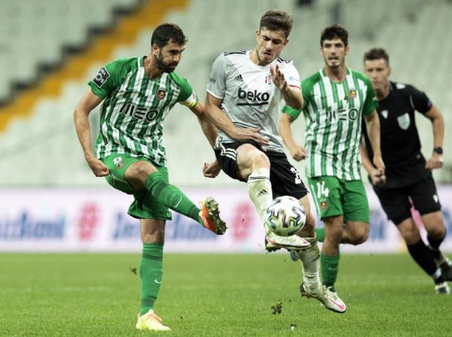 Dorukhan Tokoz, posible fichaje del Celta, en un partido con el Besiktas (Foto: EFE).
