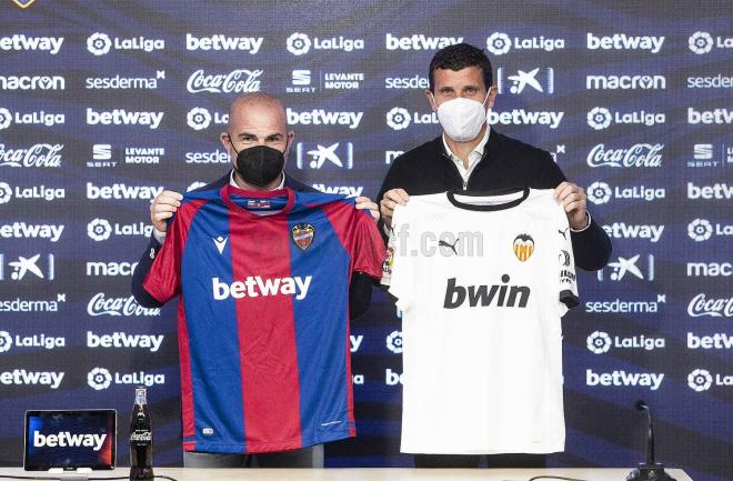 Paco López y Javi Gracia sujetan las camisetas de Valencia CF y Levante UD (Foto: Valencia CF).