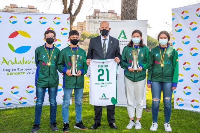 Javier Imbroda, consejero de Educación y Deporte de Andalucía, junto a la representación de las selecciones masculina y femenina de hockey hierba sub 14.