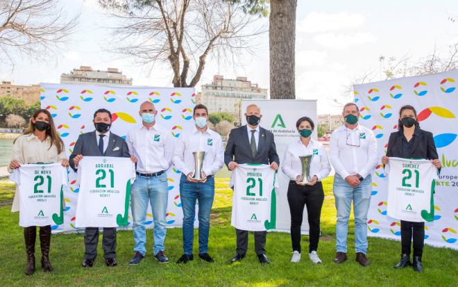 Javier Imbroda, consejero de Educación y Deporte de Andalucía, junto a la representación de las selecciones masculina y femenina de hockey hierba sub 14.