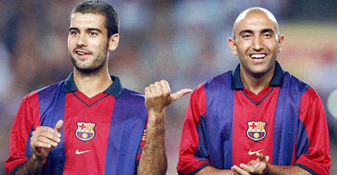 Abelardo bromea junto a Guardiola en su etapa de jugador del Barcelona.