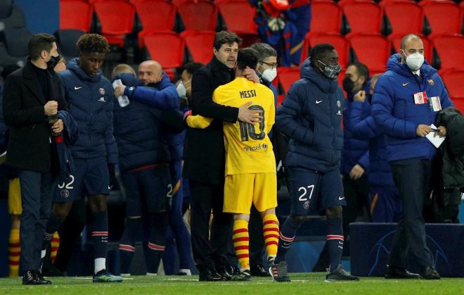 El abrazo entre Pochettino y Messi tras la eliminación del Barcelona en París (Foto: EFE).