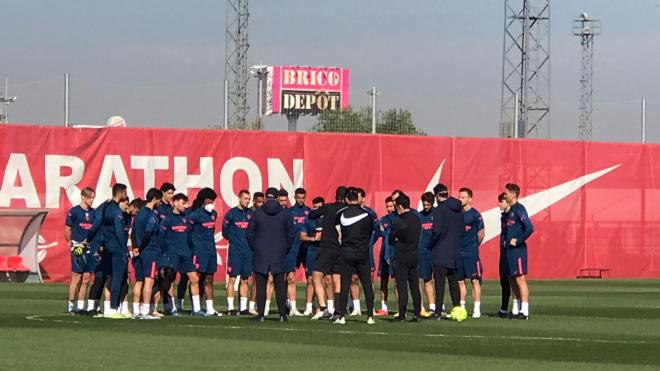 Lopetegui se dirige a sus futbolistas en la ciudad deportiva, este jueves (Foto: Kiko Hurtado).