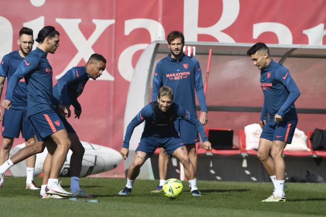 El Papu Gómez, junto a varios compañeros en el entrenamiento del Sevilla (Foto: Kiko Hurtado).