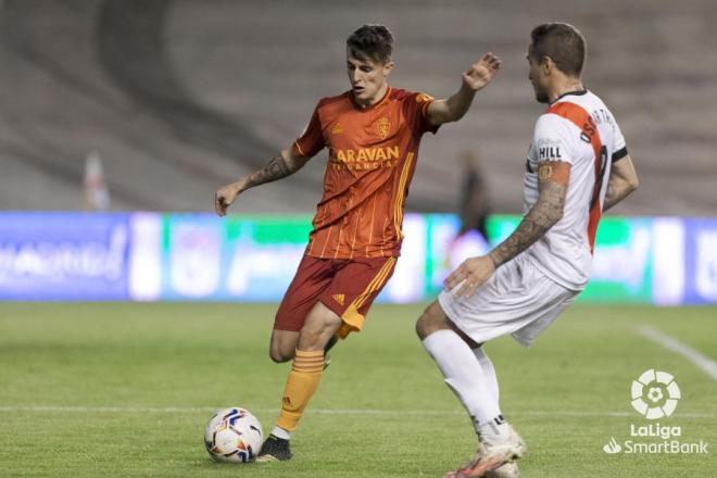 Alejandro Francés ante Óscar Trejo en Vallecas (Foto: LaLiga).