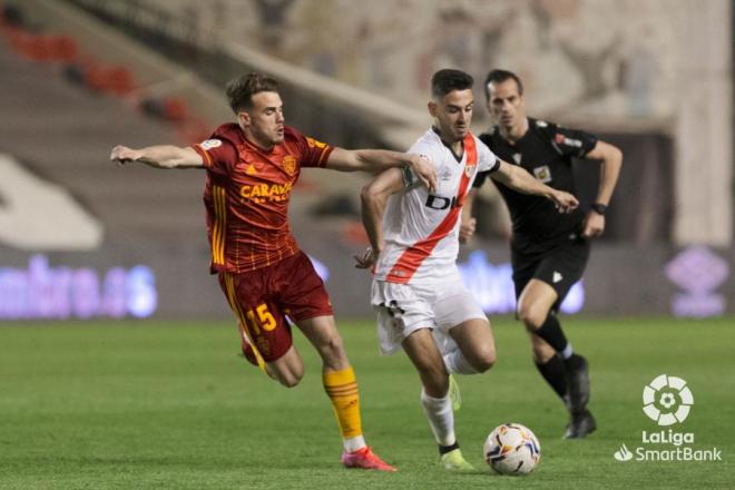 Pep Chavarria defiende a un rival durante el Rayo Vallecano-Real Zaragoza (Foto: LaLiga).