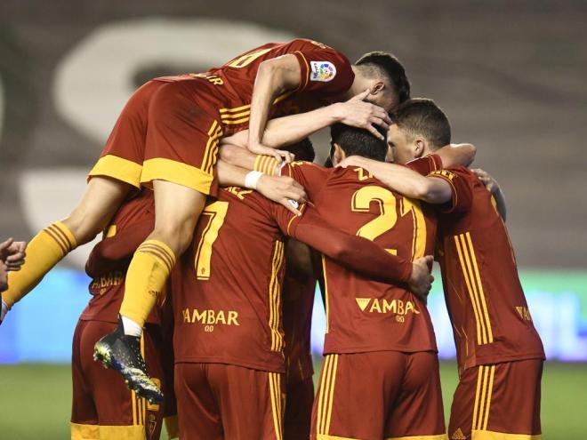 Los futbolistas del Real Zaragoza celebran el gol en propia puerta del Rayo en Vallecas (Foto: Real Zaragoza).