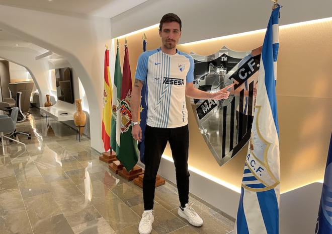 Scepovic, el día de su firma del contrato con el Málaga (Foto: Málaga CF)